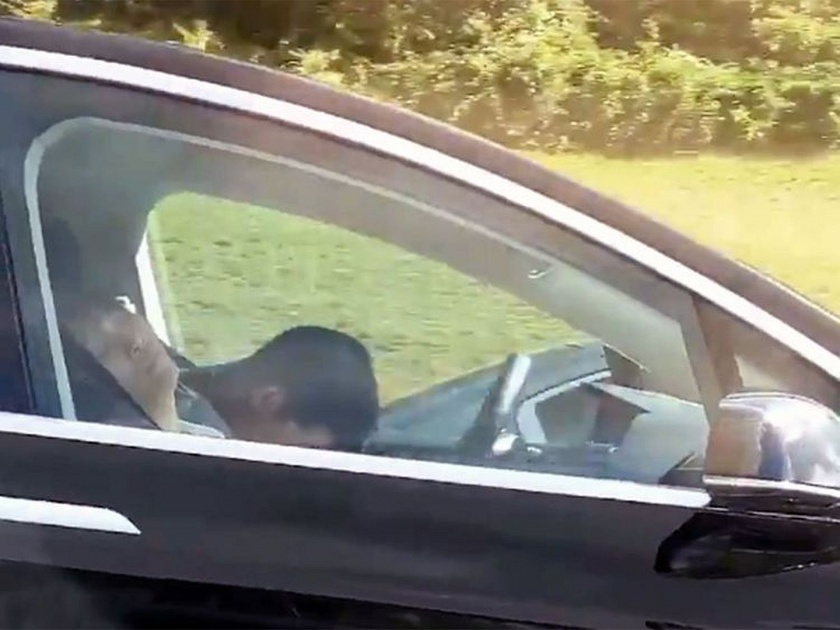 Viral Video : In Massachusetts Tesla driver appears to be asleep in moving car | धक्कादायक! हायवेवर वेगाने धावणाऱ्या कारचा ड्रायव्हर डाराडूर झोपेत, व्हिडीओ व्हायरल