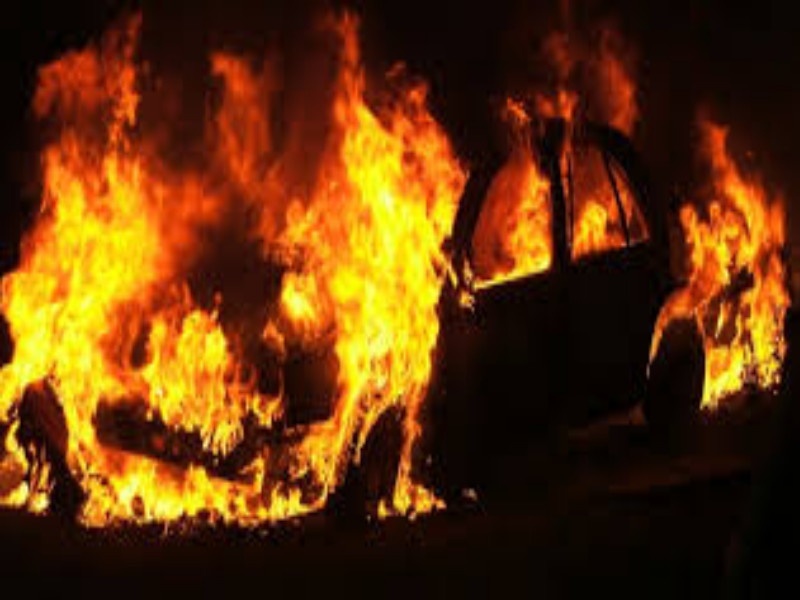 Running car fire due to a short circuit in Thergaon | थेरगाव येथे शॉर्ट सर्किटमुळे धावत्या मोटारीला आग 