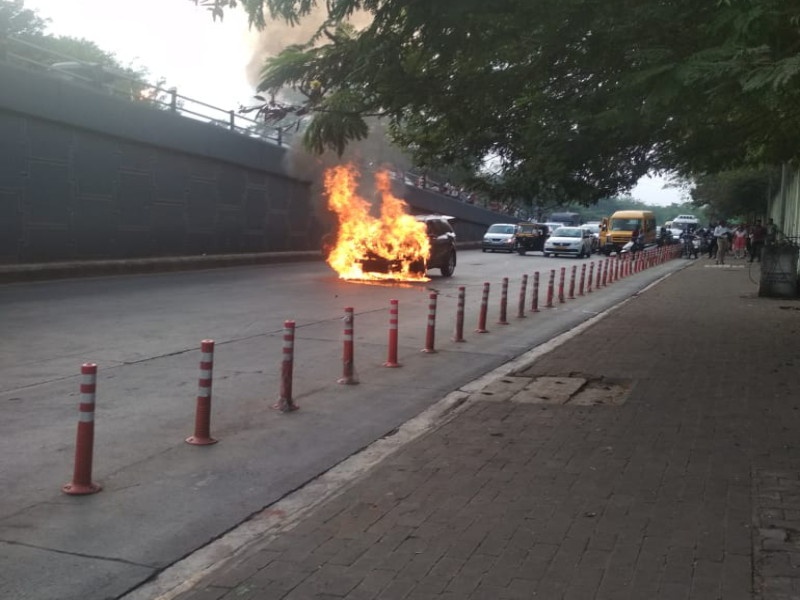 The car suddenly took a fire on the Pune University Chowk | पुणे विद्यापीठ चौकात कारने घेतला अचानक पेट 