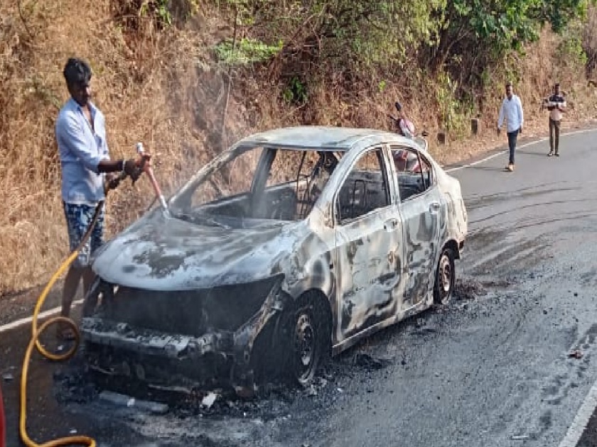 Tourist's car from Andhra Pradesh catches fire at Tilari Ghat while returning from Goa | तिलारी घाटात 'बर्निंग कार'चा थरार, आंध्रप्रदेश येथील पर्यटक गोव्यातून परतताना घडली घटना