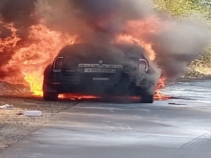 The tremor of the burning car in Kashedi Ghat, fortunately escaped death | कशेडी घाटात बर्निंग कारचा थरार, सुदैवाने जिवीतहानी टळली