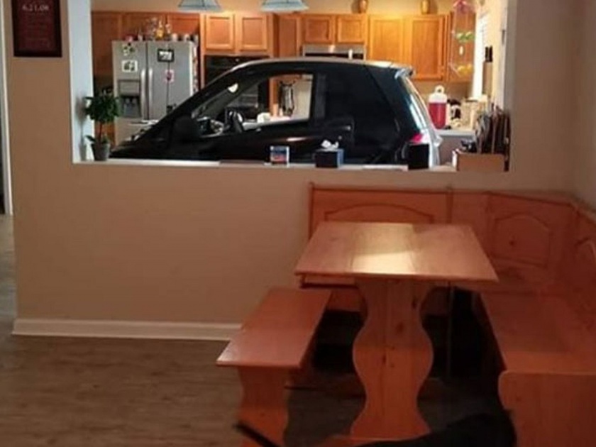 This man parked his car in kitchen pics goes viral | बोंबला! ...आणि म्हणून पठ्ठ्याने चक्क किचनमध्ये पार्क केली कार!