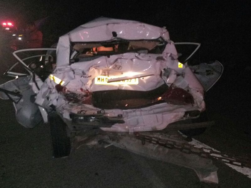 Two people were injured in a truck accident in Lonavla | लोणावळ्यात ट्रकची कारला धडक, भीषण अपघातात 2 जण जखमी 