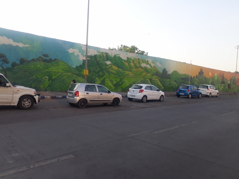 random parking near of yerwada jail wall | येरवडा कारागृहाच्या भिंतीलगत सर्रासपणे ' पार्किंग '
