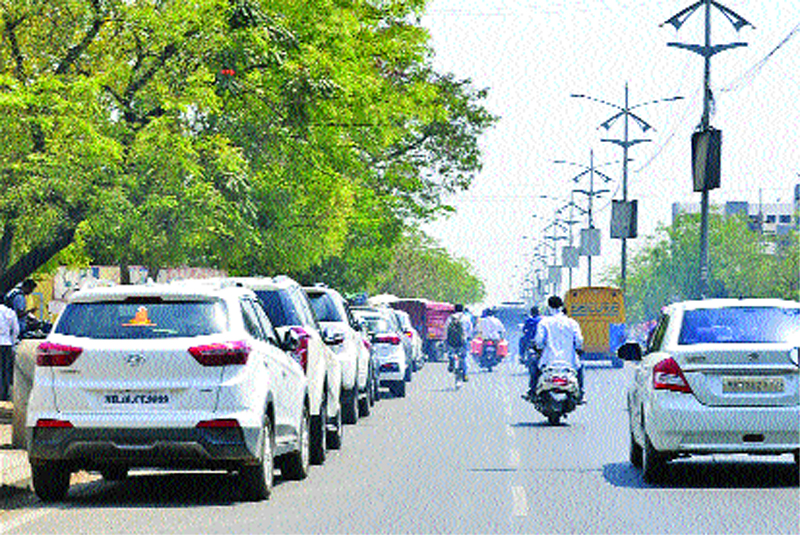 The stoppage of the car awaiting the VIP road in Solapur city | जागोजागी कार थांब्याने सोलापूर शहरातील व्हीआयपी रस्ता बनलाय अरुंद