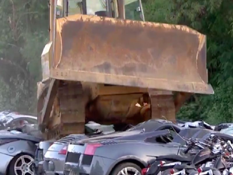 Philippine government operates bulldozer on 68 the elite car | म्हणून फिलिपिन्स सरकारने 68 आलिशान कारवर चालवला बुलडोझर 