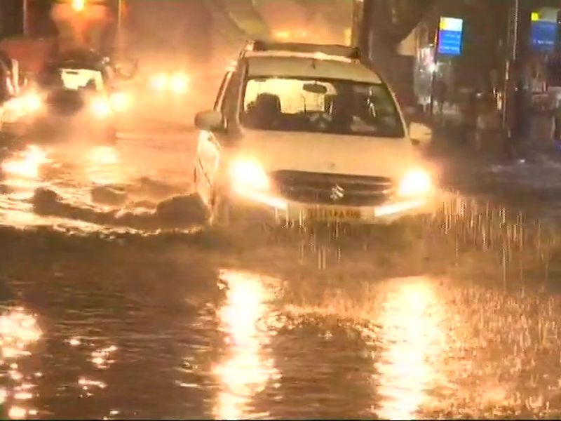 heavy rain in mumbai thane and navi mumbai | मुंबईसह ठाणे, नवी मुंबईत सोसाट्याच्या वाऱ्यासह पाऊस