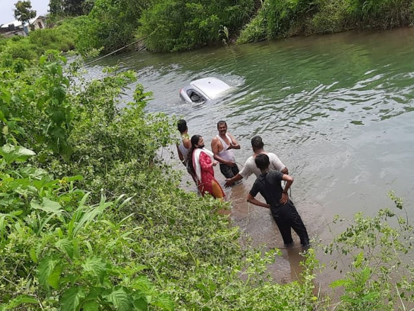 car fell into canal after driver lost control couple rescued with three children | VIDEO: नियंत्रण सुटल्यानं कार कालव्यात पडली; तीन चिमुकल्यांसह पती-पत्नीची सुखरुप सुटका