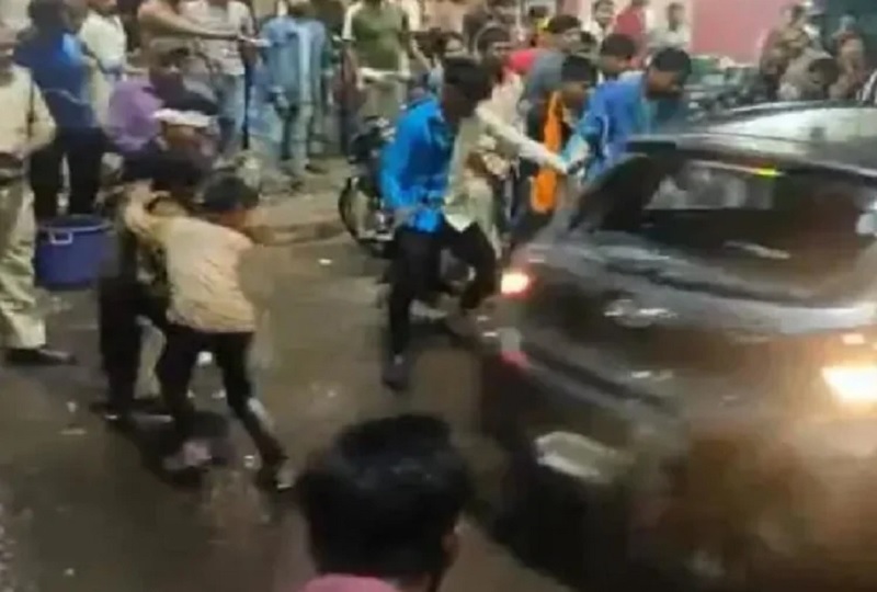 Car rammed immersion procession crushing 7 after speeding the car one died in bhopal | Car Rammed : दुर्गा विसर्जनाच्या मिरवणुकीत कार घुसली, एकाचा मृत्यू तर सहा जण जखमी