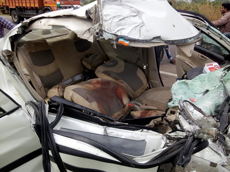 Two killed, one seriously injured in a car-travel collision near Majalgaon | माजलगावजवळ कार- ट्रॅव्हल्सच्या धडकेत दोघे जागीच ठार, एक गंभीर जखमी