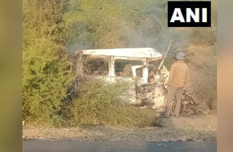 6 Killed In Car-Truck Collision In Gujarat | गुजरातमध्ये कार-ट्रकची भीषण धडक; सात जणांचा जळून मृत्यू