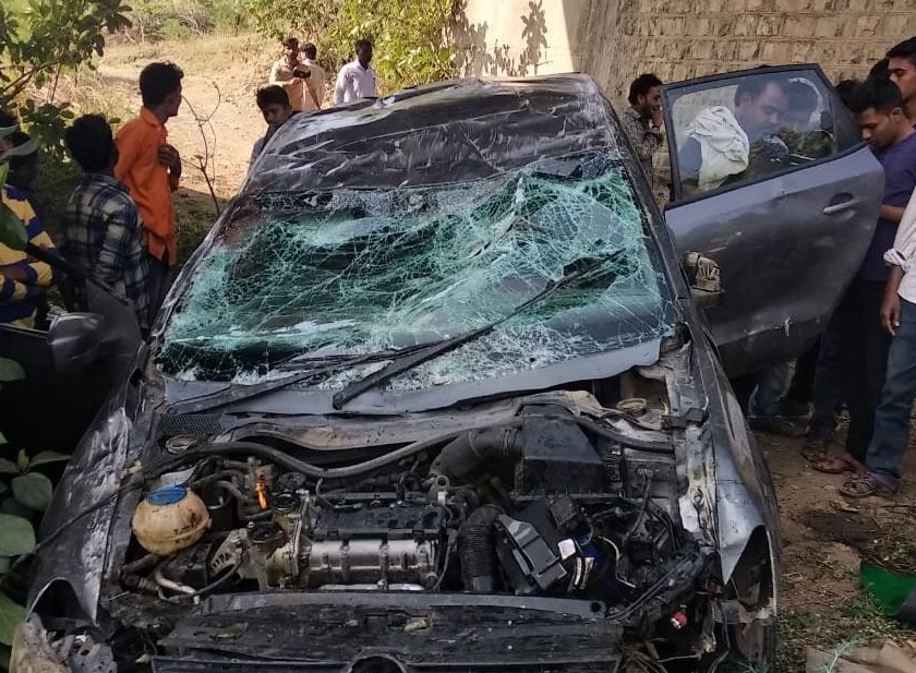 A tragic accident on Aundha-Jintur road; The car crashed off the bridge | औंढा-जिंतूर रोडवर भीषण अपघात; पुलावरुन कोसळली कार