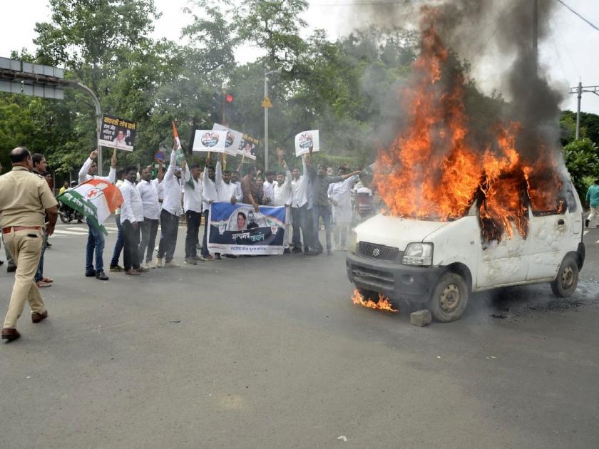 Congress agitation turns violent in Nagpur, youth congress protesters set car on fire | काँग्रेसच्या आंदोलनाला नागपुरात हिंसक वळण, कार पेटवली; पोलिसांनी कार्यकर्त्यांना घेतलं ताब्यात