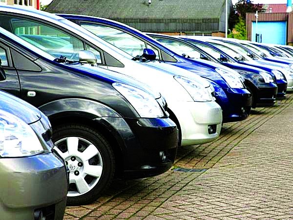 auto industry economy slowdown siam passenger commercial vehicle sales down | सणांच्या काळातही वाहन उद्योगात मंदी कायम, सप्टेंबरमध्ये कारच्या विक्रीत घसरण