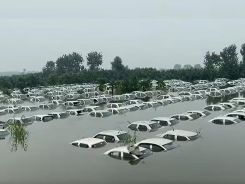 Video Due to increase water level of Hindon River, Ecotech 3 got submerged due to which vehicles got stuck | Video - पावसाचा प्रकोप! यमुनेपाठोपाठ हिंडन नदीला उधाण; 300 वाहनं बुडाली; परिस्थिती भीषण