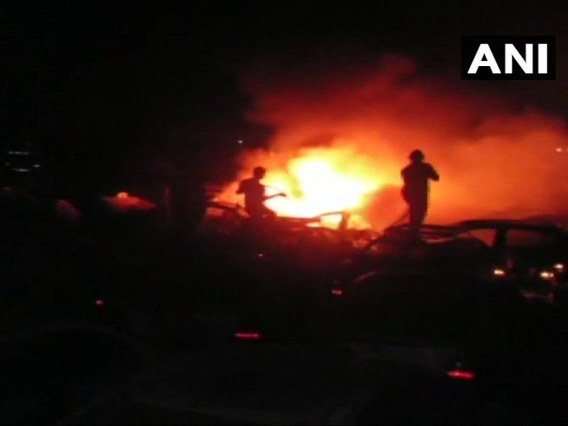 Fire broke out in vasai carshade, 100 cars burnt down | वसईत कॅब कंपनीच्या कारशेडला आग, 100 गाड्या जळून खाक