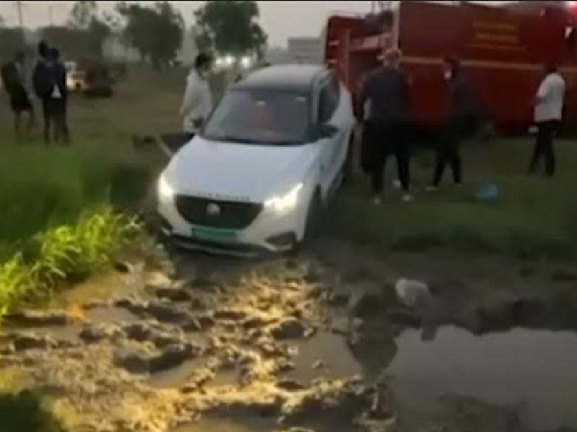 car got stuck in the mud while learning, incident in vasai | शिकण्यासाठी गाडी काढली अन् बघता बघता चिखलाच्या दलदलीत अडकली
