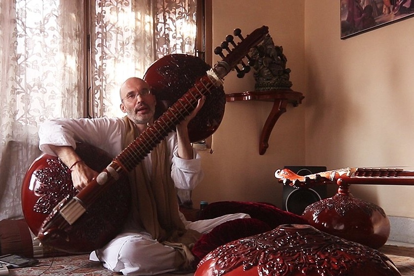 In the world of foreign seekers who sell their lives for classical Indian music.. memories of Carsten Wicke; a Rudra Veena player of German origin who lives in India | साधना! - कार्स्टन विके