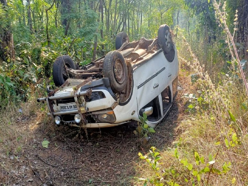 the car crashed into a ditch by the side of the road on wadsa-armori route; Driver killed, one injured | दुचाकीला वाचवण्याच्या प्रयत्नात कार रस्त्यालगतच्या खड्ड्यात कोसळली; चालक ठार, एक जखमी