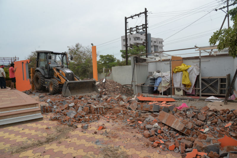 Notices issued for municipal corporation action, non-regular construction work, illegal construction in Solapur | सोलापूरात बेकायदा बांधकाम पाडकाम सुरू, महानगरपालिकेची कारवाई, बांधकाम नियमित न करणाºयासाठी पाठविल्या नोटीसा