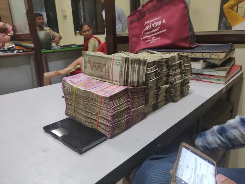 Seven suspected cash seized from South Mumbai | मुंबईत १ कोटी ९ लाखांची रोकड जप्त