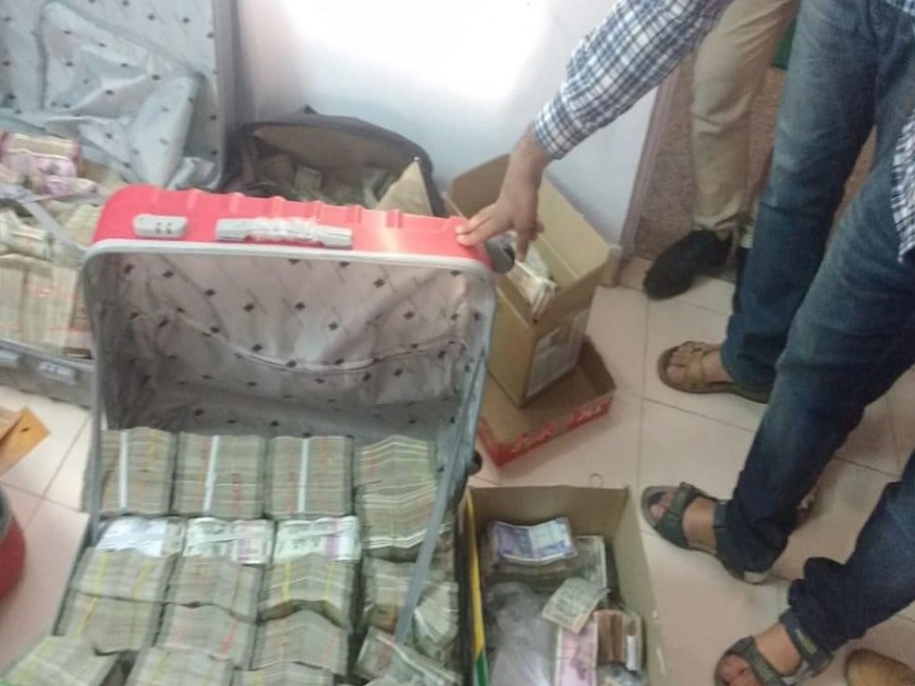 Income Tax officials raid residence of Kamal Nath's aide in Indore, 50 other locations | तीन राज्यात 50 ठिकाणी आयकर विभागाचे छापे, कमलनाथांचे ओएसडी निशाण्यावर