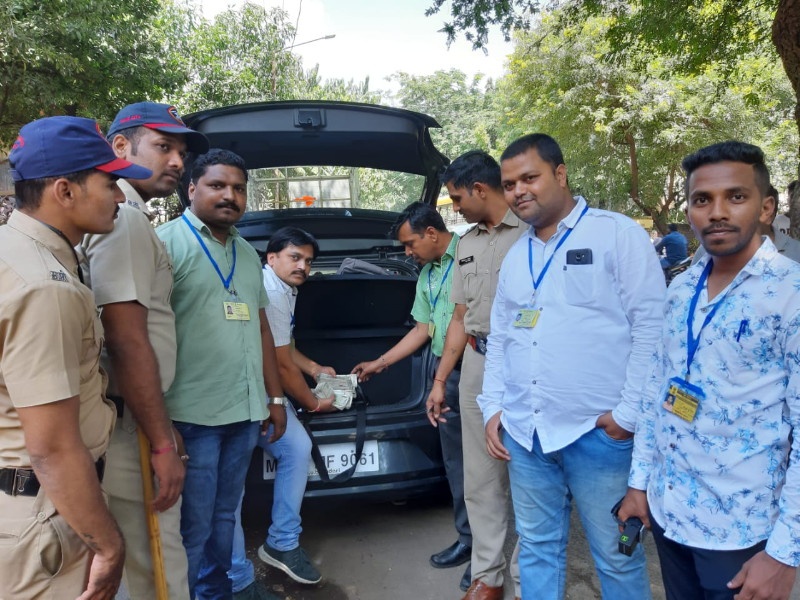 Maharashtra election 2019: Election Commission squad seized 11 lakh cash at Aranyeshwar in Pune | Maharashtra election 2019 : पुण्यातील अरण्येश्वर येथे निवडणूक आयोगाच्या पथकाने पकडली 11 लाखांची रोकड