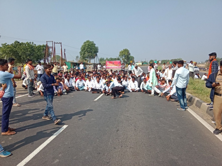 Protest of Adivasi Koli Mahadev Samaj blocked national highway for caste certificate | जात प्रमाणपत्रासाठी रोखला राष्ट्रीय महामार्गआदिवासी कोळी महादेव समाजाचे आंदाेलन