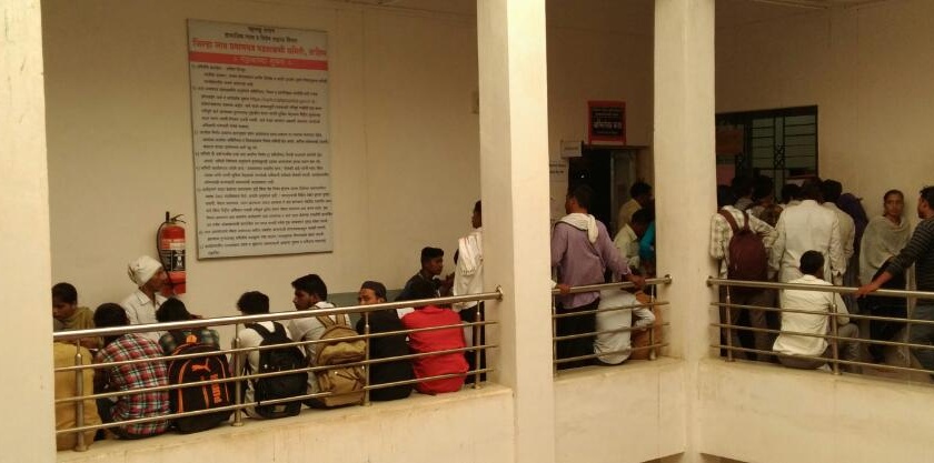students rush caste verification office! | जात पडताळणीच्या कार्यालयावर तोबा गर्दी!