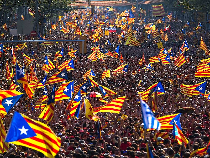 Catalonia Spain to slay Spain's independence from Spain's richest province | कॅटलोनिया या स्पेनमधील सर्वात श्रीमंत प्रांताचा देशातून स्वतंत्र होण्याचा लढा स्पेन सक्तीने चिरडणार