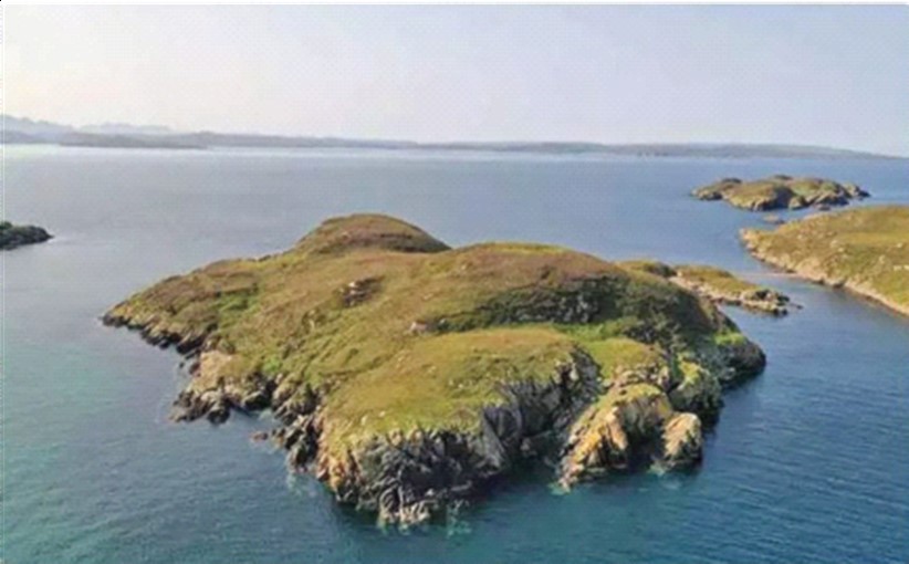 The island is for sale for 50 lakhs ... | ५० लाखांत  बेट विकणे आहे...; अवघे ३०० लोकच राहतात