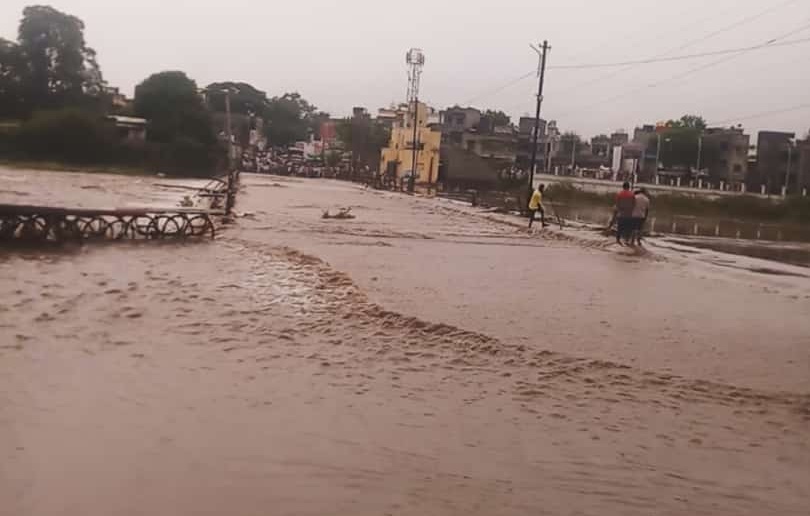 Rivers in Chalisgaon flooded due to return rains, a reminder of last year's cloudburst | परतीच्या पावसामुळे चाळीसगावातील नद्यांना पूर, गतवर्षीच्या ढगफुटीची आठवण