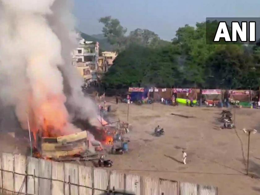 A fire broke out on the ground after a firecracker shop caught fire in andhra pradesh vijaywada | Video: फटाक्याच्या एका दुकानाने पेट घेताच मैदानावर आतषबाजी, भडकली आग