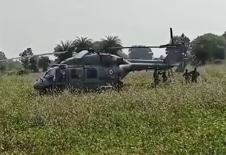 Emergency landing of Air Force helicopters in fields; Gather the village to see in madhya pradesh bairasia | Video: हवाई दलाच्या हेलिकॉप्टरची शेतात इमर्जन्सी लँडीग; पाहायला गाव गोळा