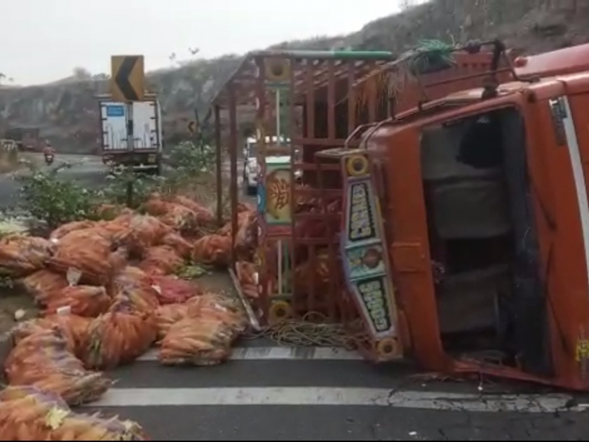 Tempo carrying corn kernels overturned on Pune-Nashik highway, two injured | पुणे-नाशिक महामार्गावर मक्याची कणसे घेऊन जाणारा टेम्पो पलटी, दोघे जखमी