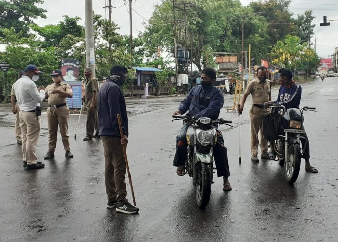 Kalhapur Chidichup, roads uninhabited and strict lockdown in the district | काेल्हापूर चिडीचूप, रस्ते निर्मनुष्य अन् जिल्ह्यात कडकडीत लॉकडाऊन