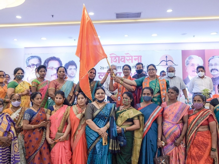 In this ward of Mumbai, many women including MNS Khindar, women president joined Shiv Sena | मुंबईत मनसेला दे धक्का, महिला नेत्यांचा मंत्री सुभाष देसाईंच्या उपस्थितीत शिवसेनेत प्रवेश
