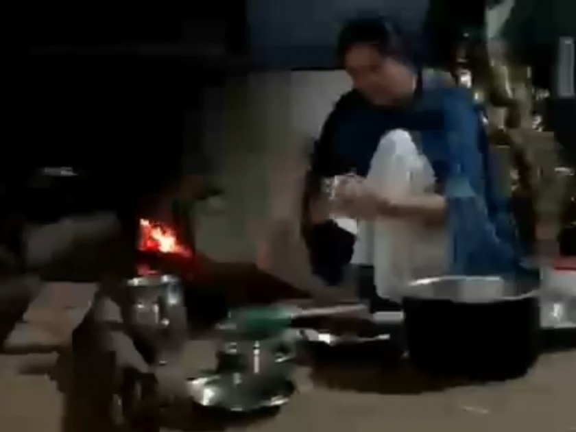 Video: First hand clicks ... When MP Navneet Rana bakes bread on chulha | Video : आधी हाताला चटके... खासदार नवनीत राणा चुलीवर भाकरी भाजतात तेव्हा