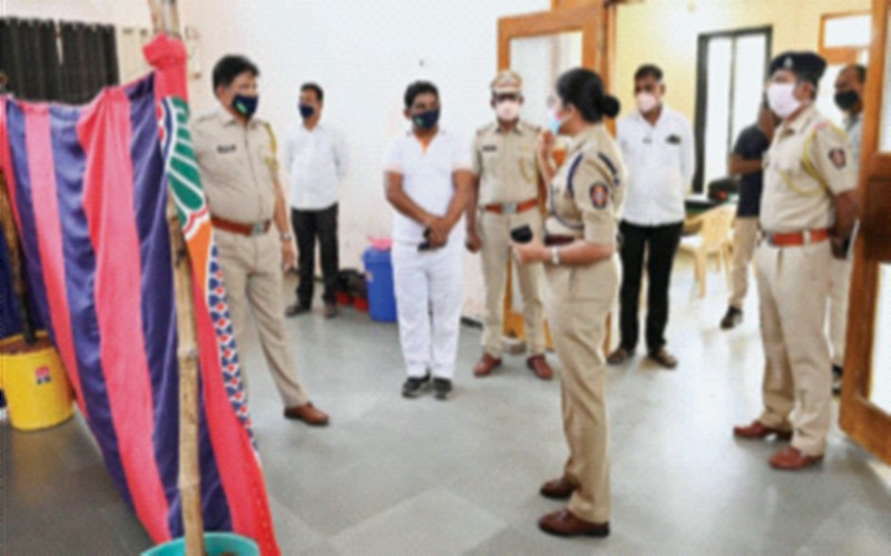 Police set up Oxygen Hospital for Police in Solapur | सोलापूरमध्ये पोलिसांनी बनविले पोलिसांसाठी ऑक्सिजन हॉस्पिटल