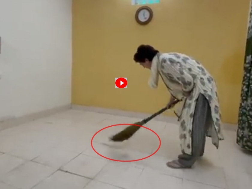 Lakhimpura Protest : Priyanka Gandhi cleans the room with a broom herself, video goes viral | Lakhimpura Protest : प्रियंका गांधींनी Priyanka Gandhi स्वत: झाडू मारुन स्वच्छ केली खोली, व्हिडिओ व्हायरल