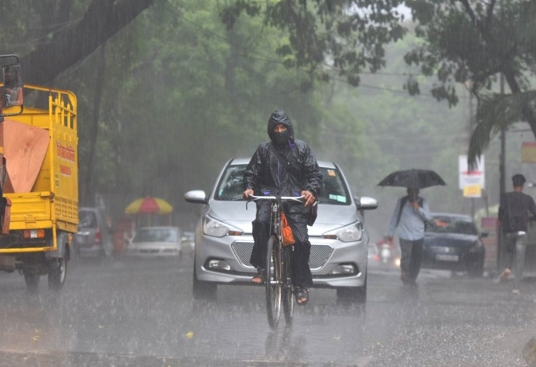 More than hundred percent rainfall in 249 talukas of the state of maharashtra | सर आली धावून... राज्यातील २४९ तालुक्यात शंभर टक्क्याहून अधिक पाऊस