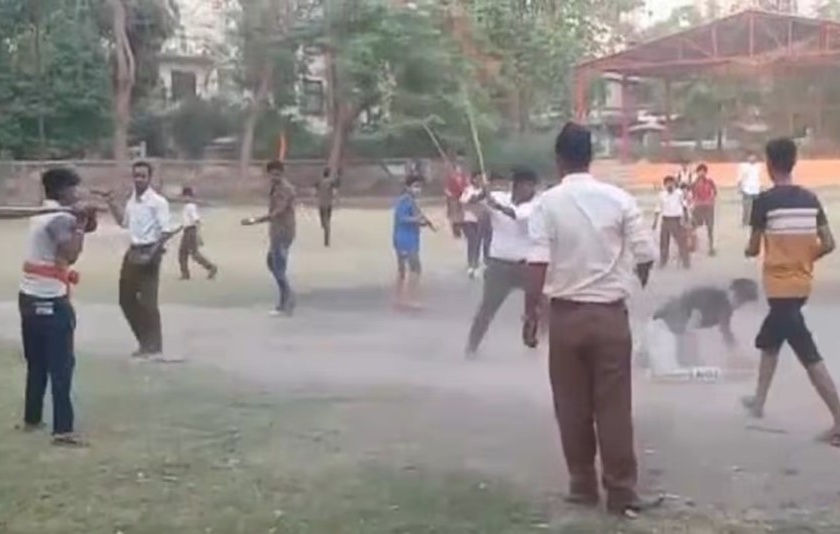 As soon as the ball goes to the RSS camp, there is chaos, fights with sticks in kanpur UP | RSS च्या शाखेत बॉल जाताच वाद पेटला, लाठ्या-काठ्यांनी हाणामारी
