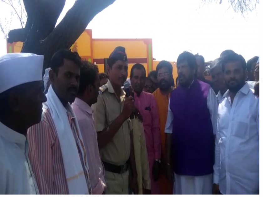 lok sabha election 2019 ramdas aathvale visited drought area | ....जेव्हा आठवलेंसमोर अवतरला पोलीस कवी