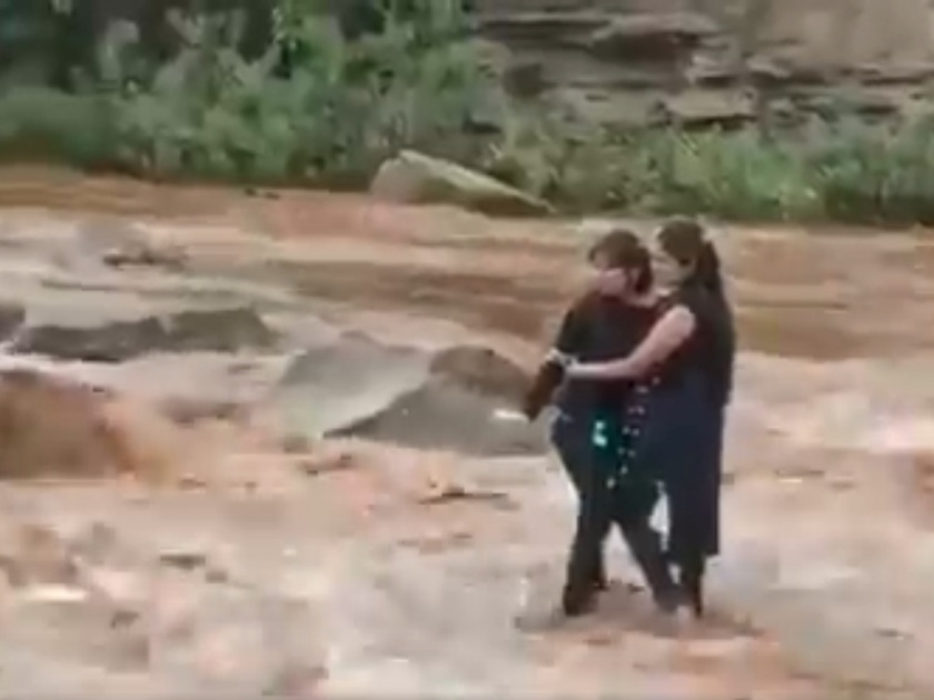 Video: The sound of a selfie is useless ... Two friends stuck on a rock in a river basin chindwada pench river | Video: सेल्फीचा नादच बेक्कार... नदीपात्रातील खडकावर अडकल्या दोन मैत्रिणी
