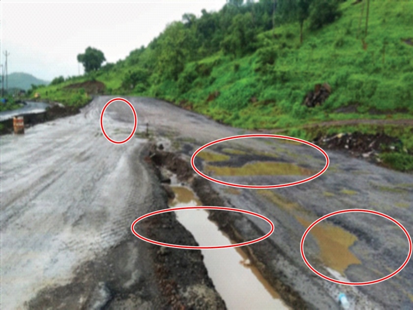 Roads in Mahad have gone into potholes, ST service has stopped in some villages | महाडमधील रस्ते गेले खड्ड्यात, काही गावांत एसटीची सेवा बंद