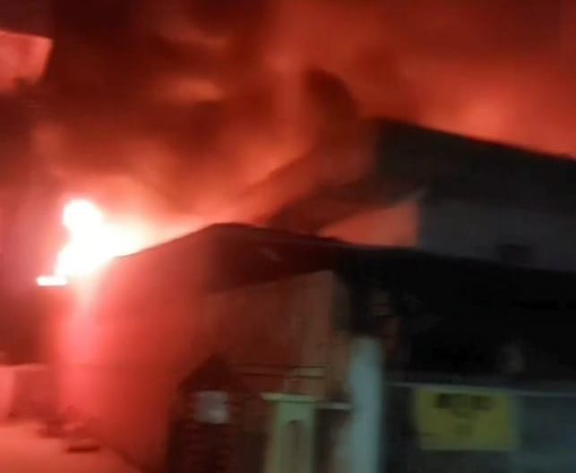 Midnight fire in Nagpur, loss of 2 crores; Residents spent the night awake | नागपुरात मध्यरात्री उडाला आगीचा भडका, 2 कोटींचे नुकसान; रहिवाशांनी जागून काढली रात्र
