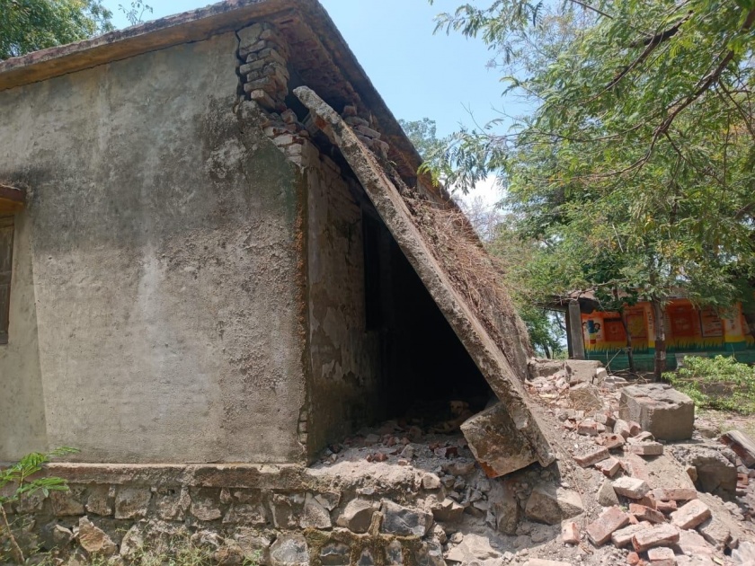 Zilla Parishad school slab collapsed in digras ; The building fell into disrepair within 18 years | जिल्हा परिषद शाळेचा स्लॅब कोसळला; केवळ १८ वर्षातच इमारत जीर्ण