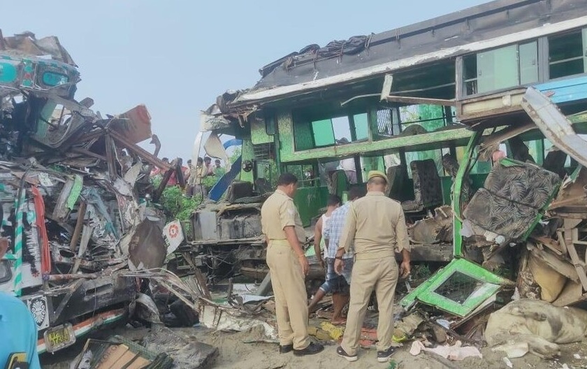 Accident : Truck and passenger bus crash in barabanki, 8 killed on the spot | Accident : म्हैस समोर आल्यानं ट्रक अन् बस चालकाचं नियंत्रण सुटलं; भीषण अपघातात 8 जणांचा जागीच मृत्यू