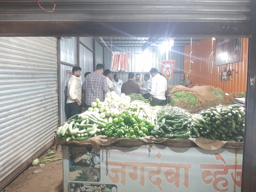 A vegetable seller in Tembhurni was attacked by four; The gun also fired in solapur | टेंभुर्णीत भाजी विक्रेत्यावर चौघांनी केला कोयत्याने हल्ला; बंदुकीतून गोळीही झाडली