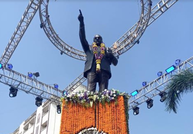 Dr. Union Minister inaugurates full size statue of Babasaheb Ambedkar in bhiwandi thane by kapil patil | डॉ. बाबासाहेब आंबेडकर यांच्या पूर्णाकृती पुतळ्याचे केंद्रीय मंत्र्यांचेहस्ते उद्घाटन